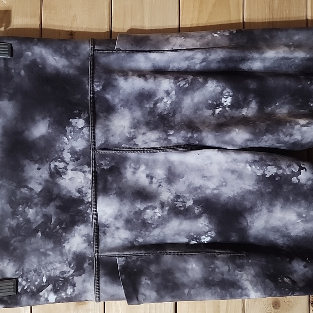 Athleta Salutation Capris Size Small - image 2